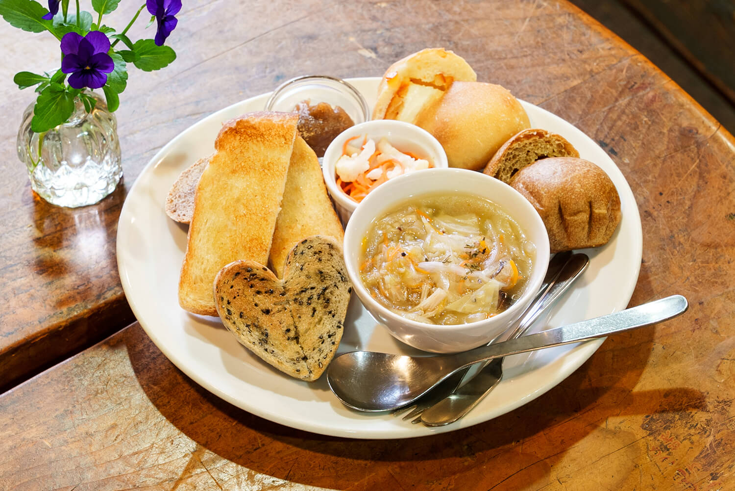 「麵包和湯的拼盤」JPY1300。 3種吐司和2種小麵包