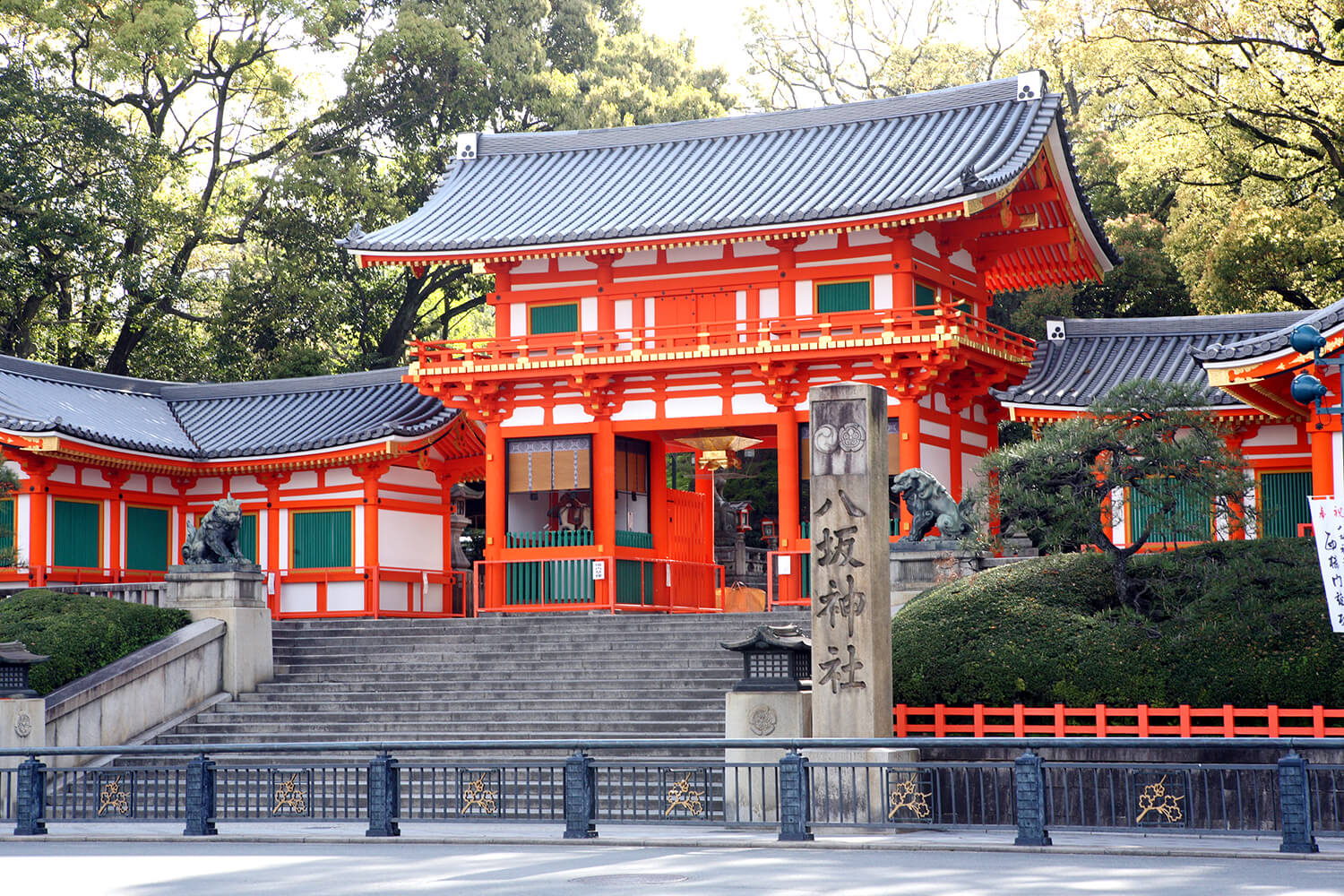 八坂神社舉辦祗園祭。 我向崇拜之神須佐之男之美琴祈禱瘟疫和災難的消散