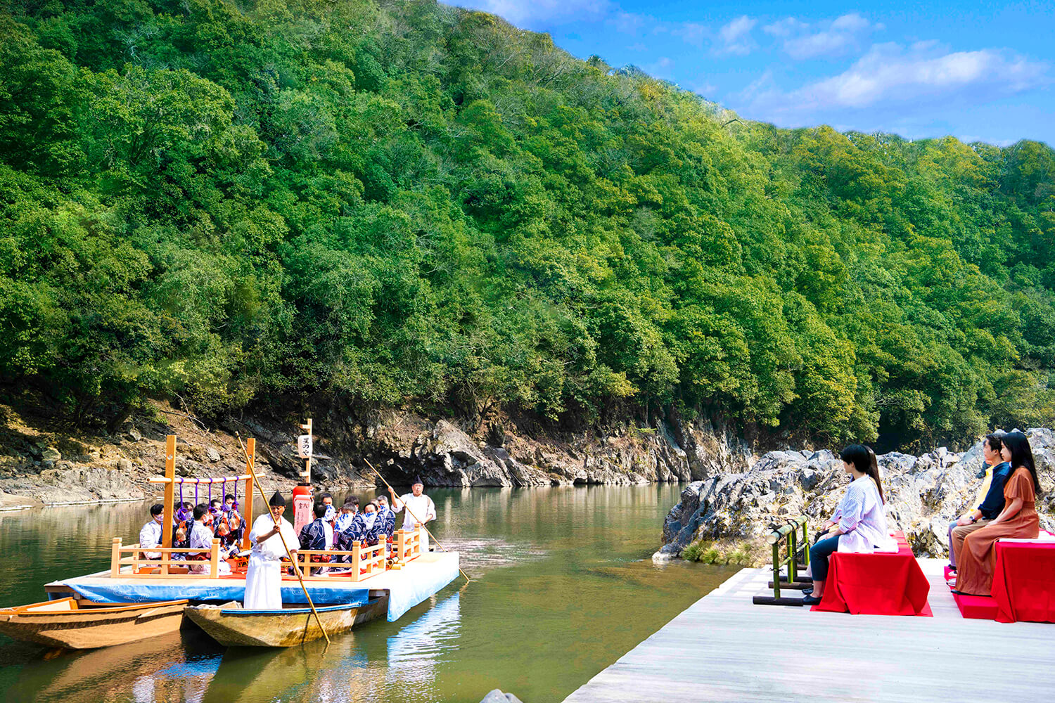 在美麗的嵐京，綠樹成蔭。 在漂浮在大井川上的船屋上，高山的音樂家們演奏著祗園音樂