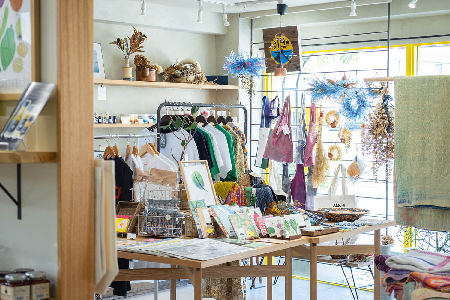 店裡有沖沖繩所有的食物、衣物和住宿