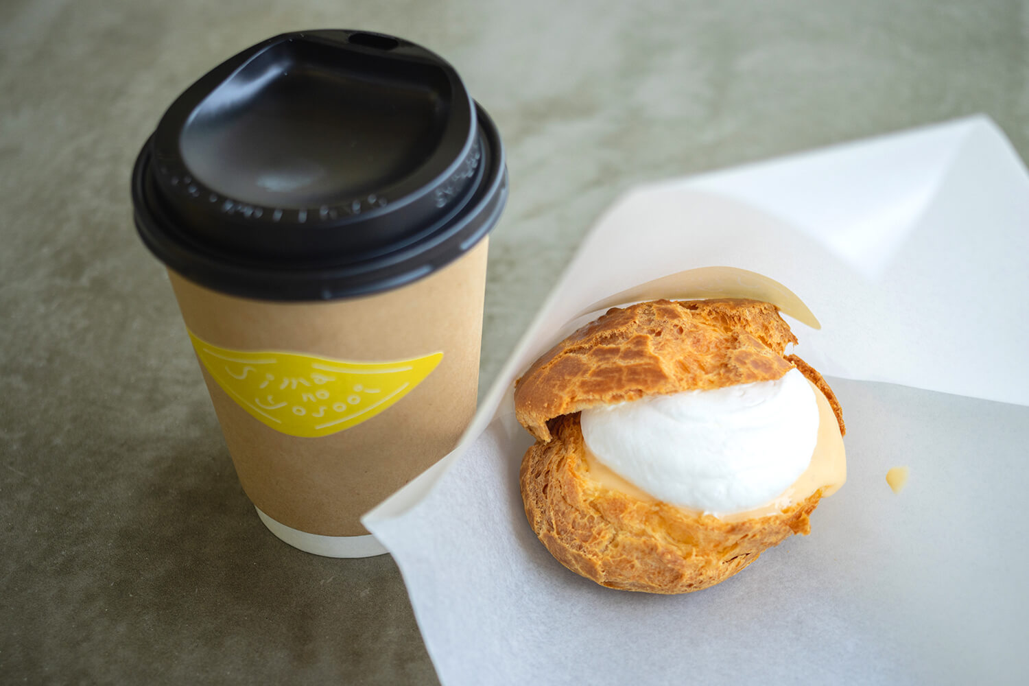 我們也建議在外面的長凳上吃原創泡芙。