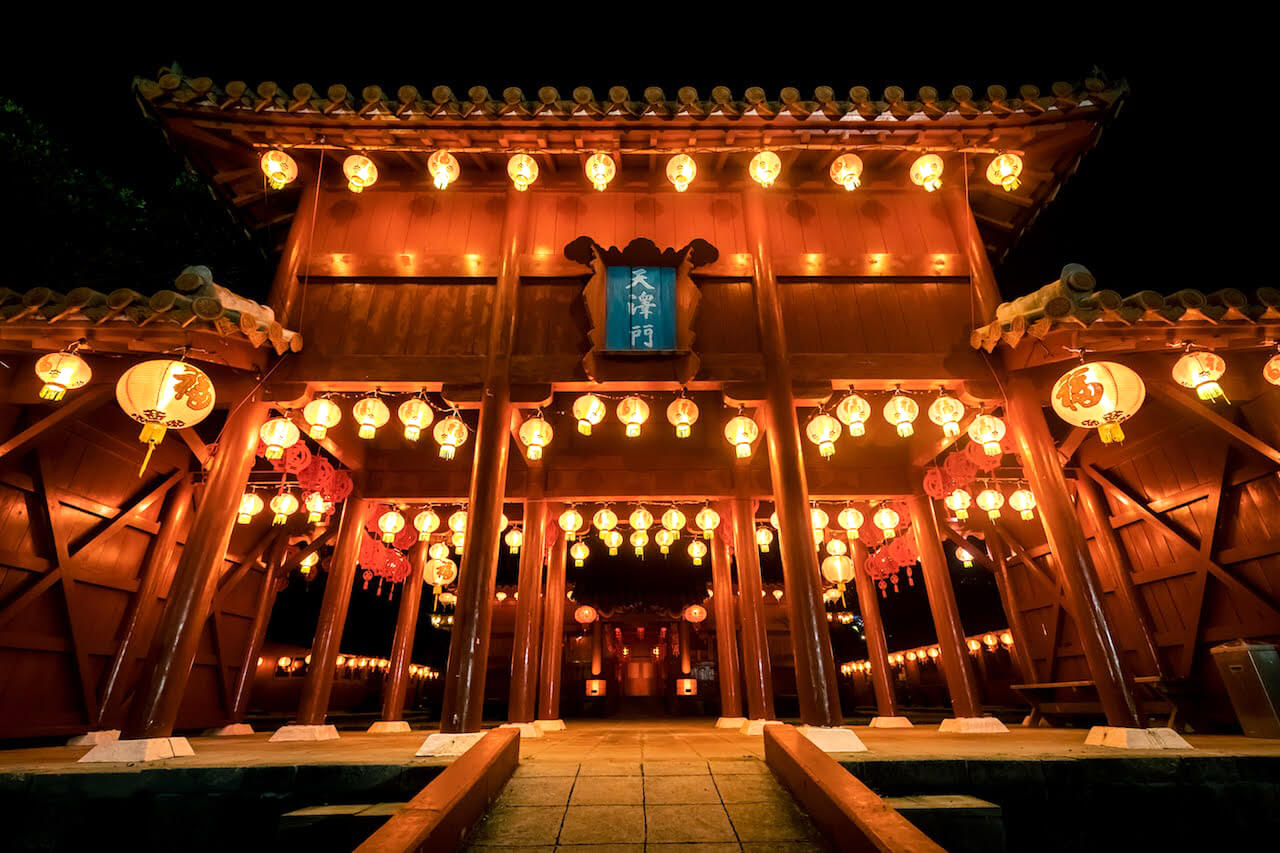 許多燈籠點亮的景象是必看的。