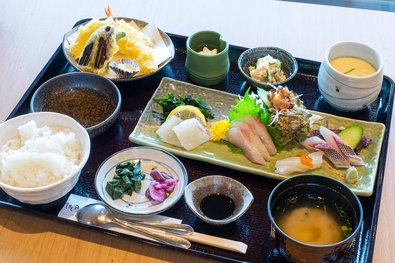 「鹿島御膳」JPY1920。 根據購買情況享用五種生魚片。 米是用梯田種植的「渚米」製成的。