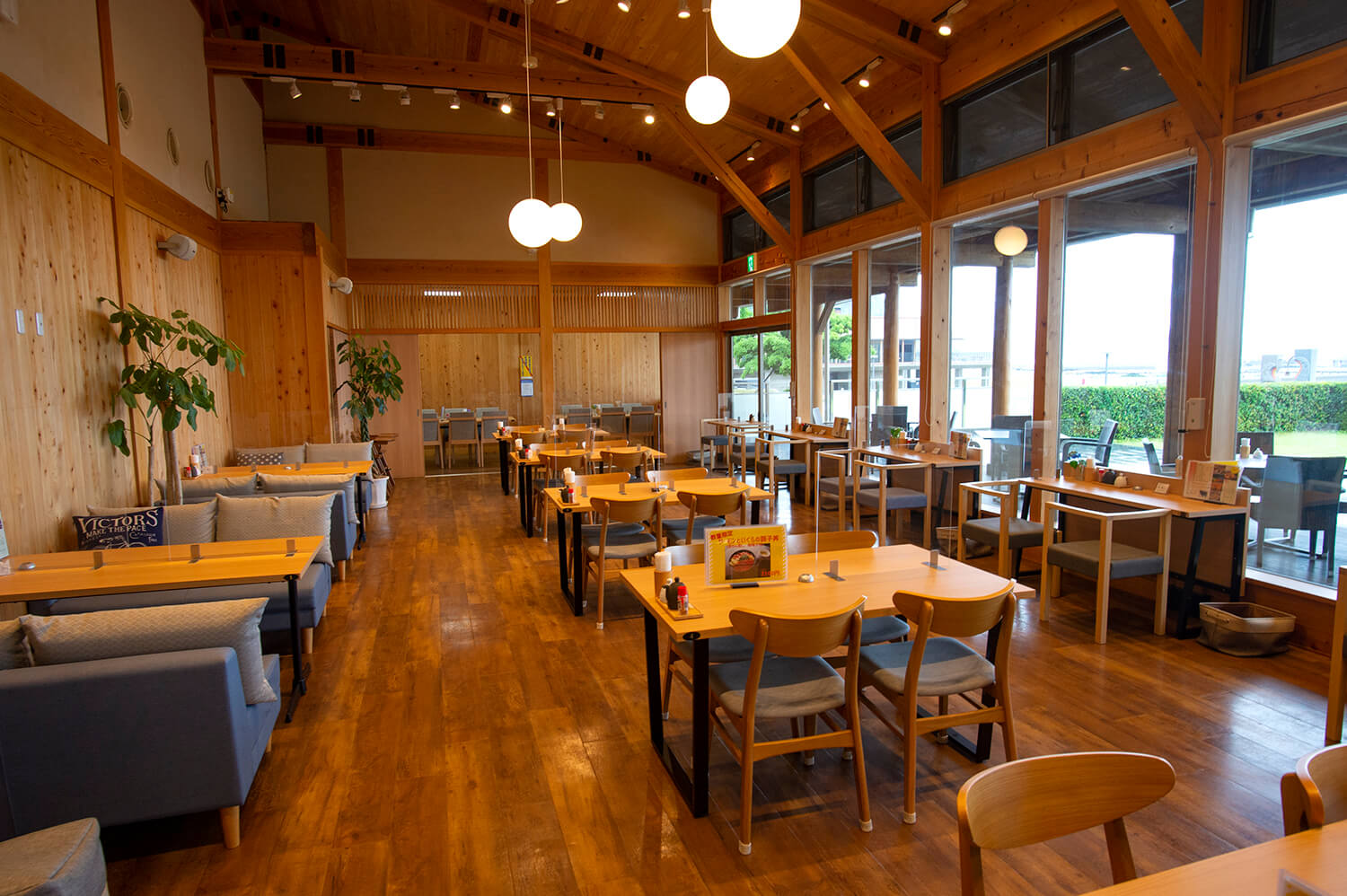 餐廳可以欣賞到日本海的壯麗景色，如果天氣或氣候好的話，還可以使用露台座位。 沙發座位很受父母和孩子的歡迎。