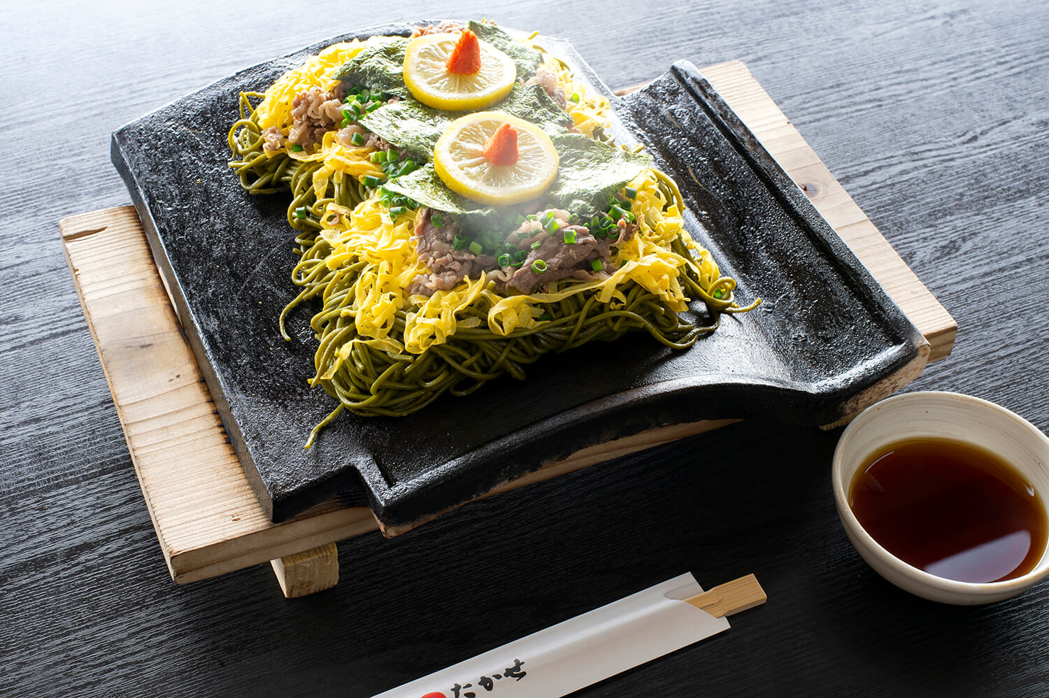 一份視覺JPY1320衝擊力極佳的「瓦蕎麥麵」（照片為兩份）