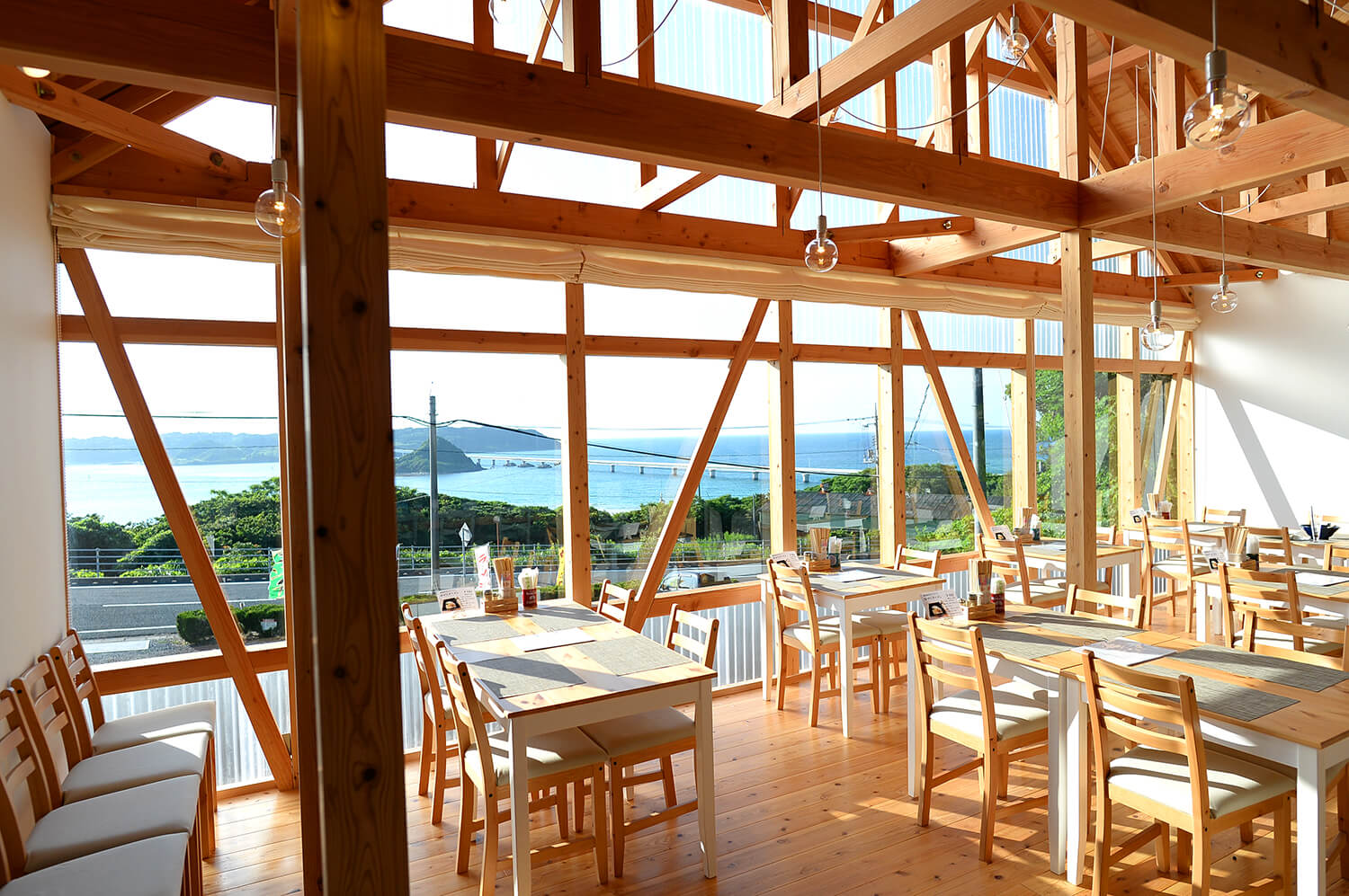 店內的一切都可以欣賞到壯觀的景色。 從大窗戶可以盡情地看到角島大橋。
