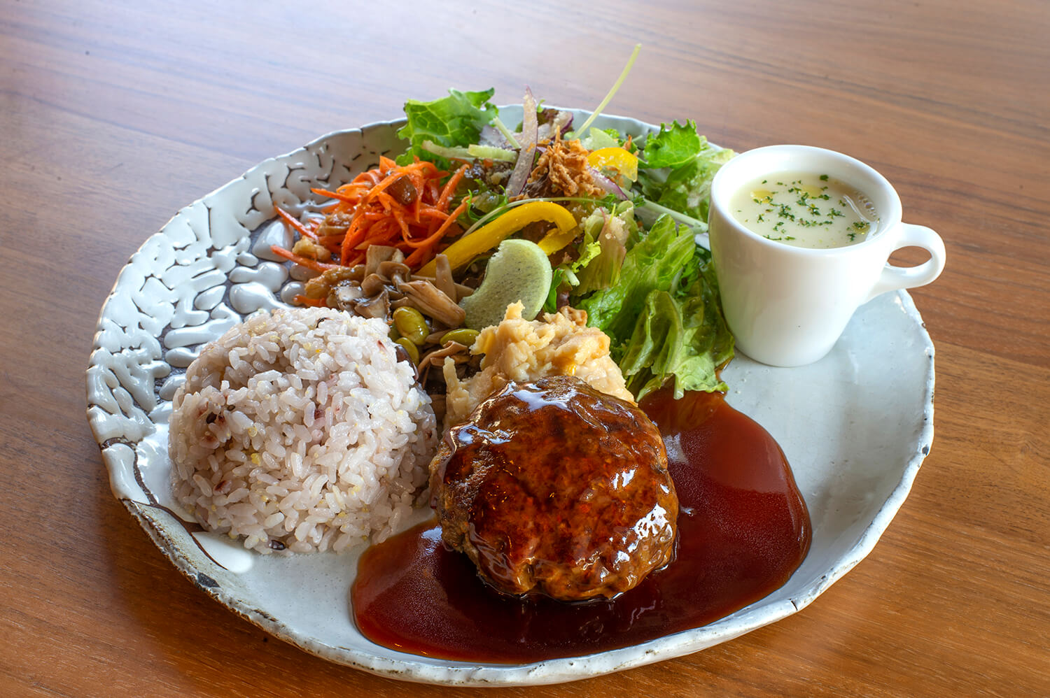 「長州黑毛和牛漢堡排拼盤」JPY1650。 一盤午餐是用萩燒的平板製成的