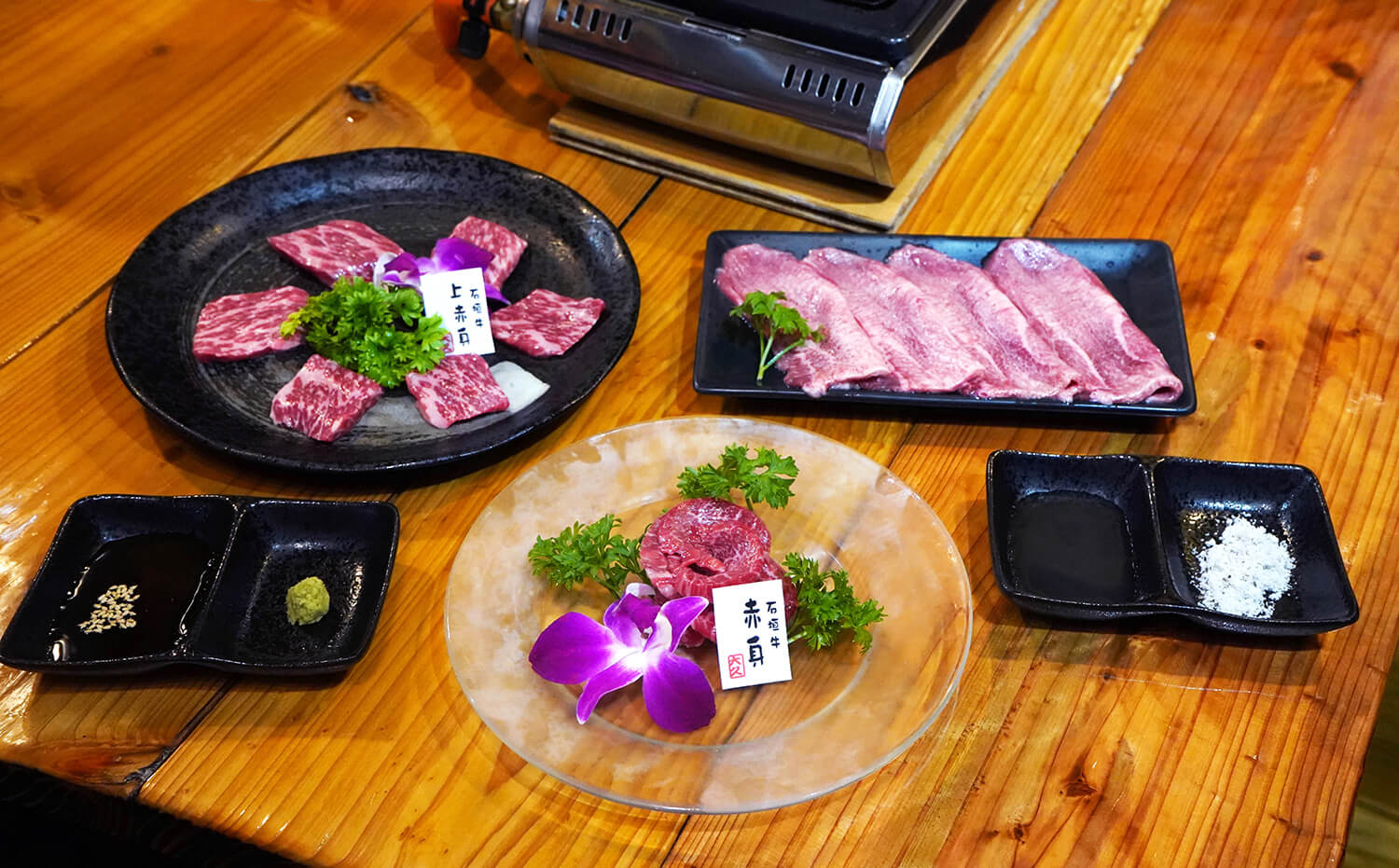 优质石垣牛的瘦肉口感柔软，入口即化，回味清爽。 “石垣牛瘦肉”（JPY1980年）、“石垣牛瘦肉”（JPY2200年）、“快乐舌头”（JPY2800）