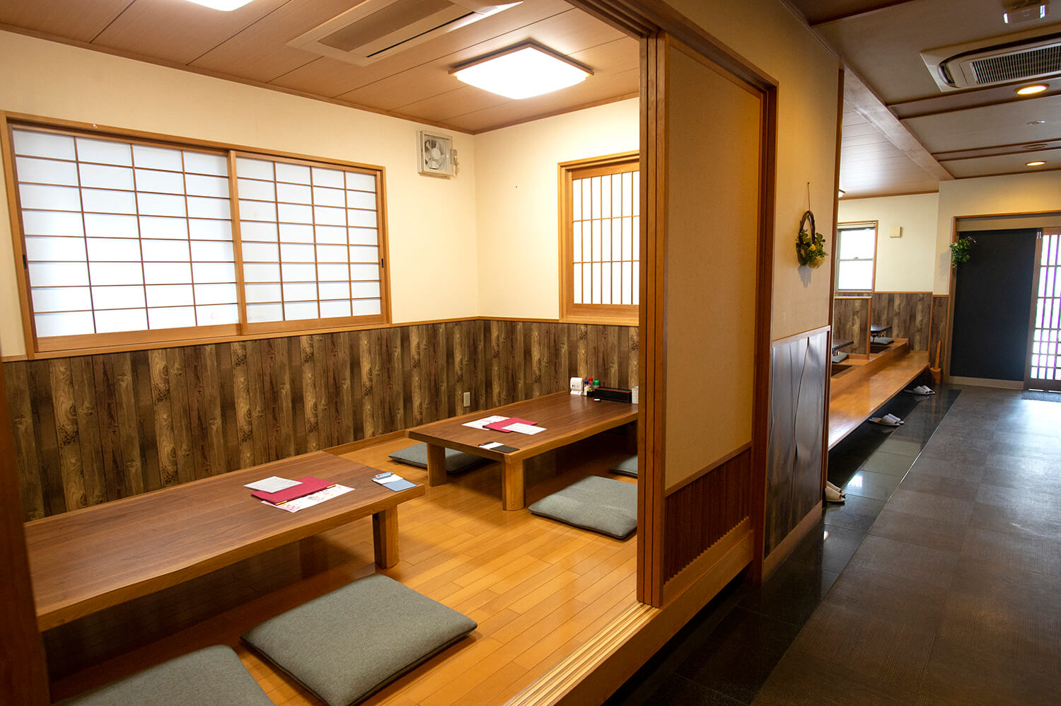 榻榻米座位可以與店內地板分開，即使是帶孩子的家庭也可以安心享用餐點