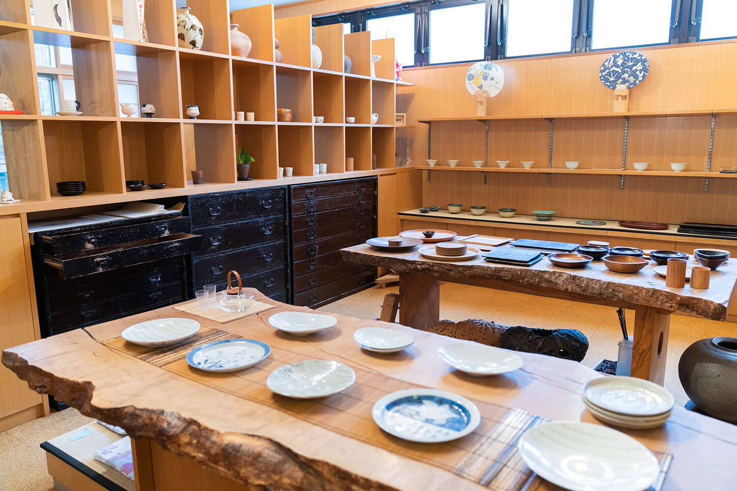 收藏來自日本和國外的高品質工藝品的畫廊空間