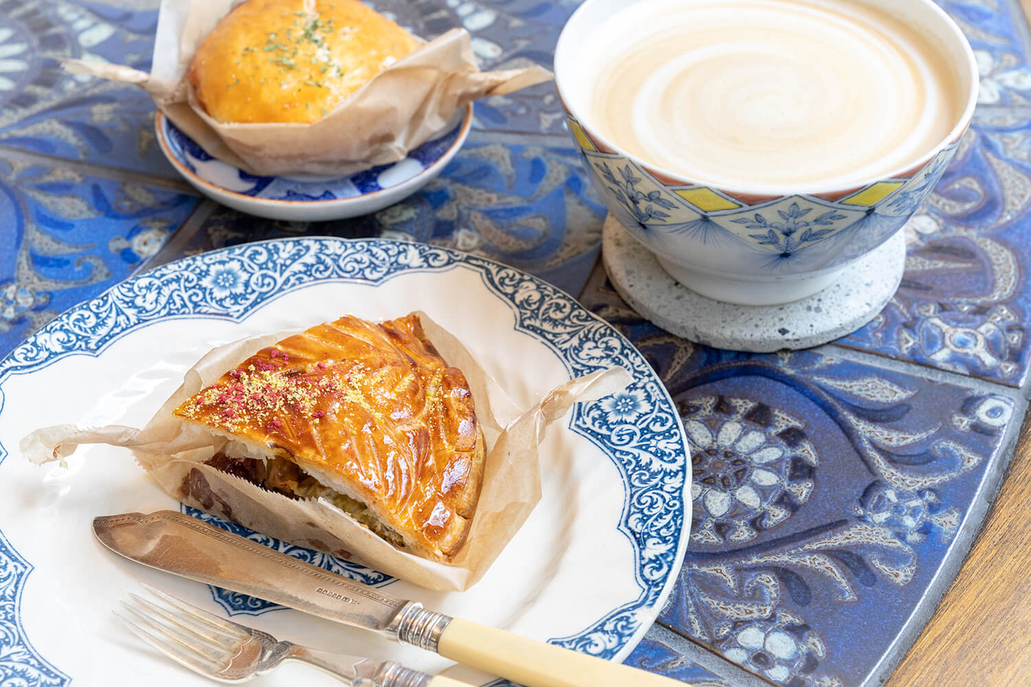 「肉派」500日圓、「草莓開心果派」500日圓、「咖啡丼」650日圓