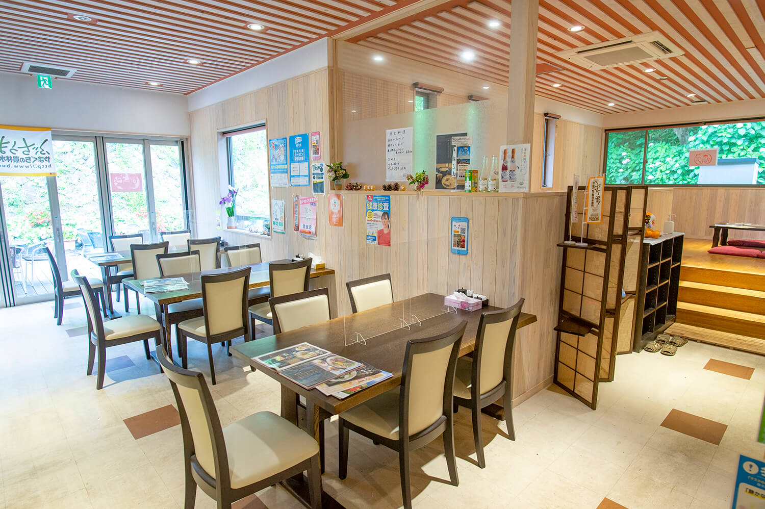 它位於一個溫溫泉小鎮的一隅，氛圍就像傳統溫泉療養區。 館內還有榻榻米房，可以和孩子們一起放鬆。