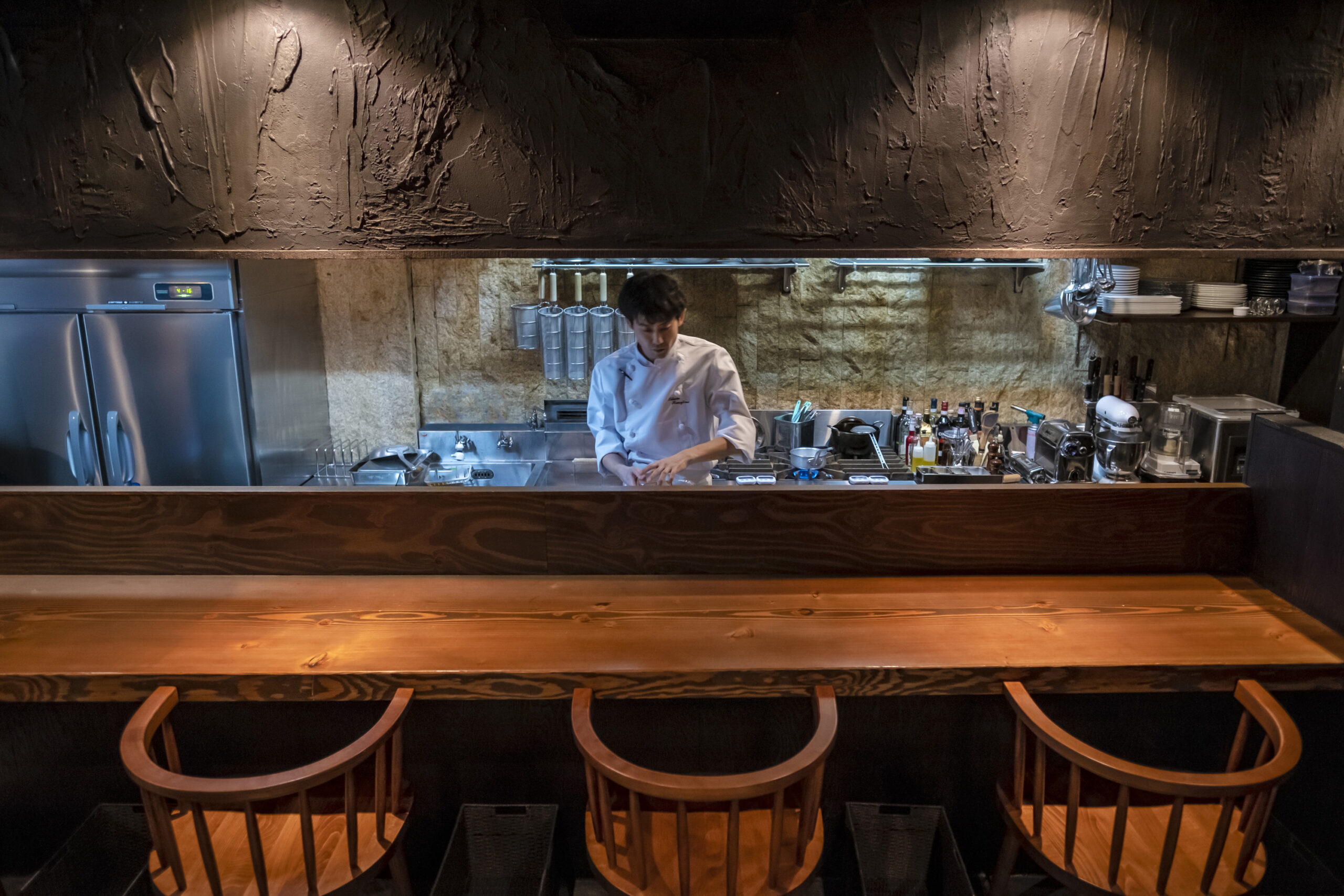  Relaxing counter seating made of a single piece of wood