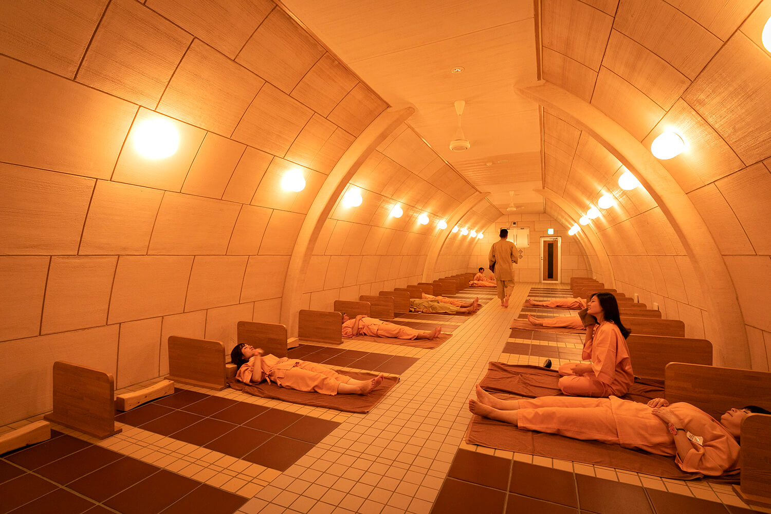 在充滿負離子的圓頂中，您可以享受陶瓷板浴或天然石材癒合的珠寶浴。