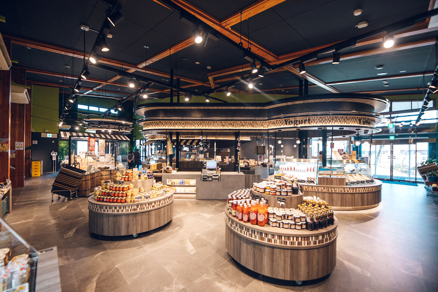 在時尚的店內。 還有一個奶酪和糖果工作坊，您可以在那裡看到生產過程