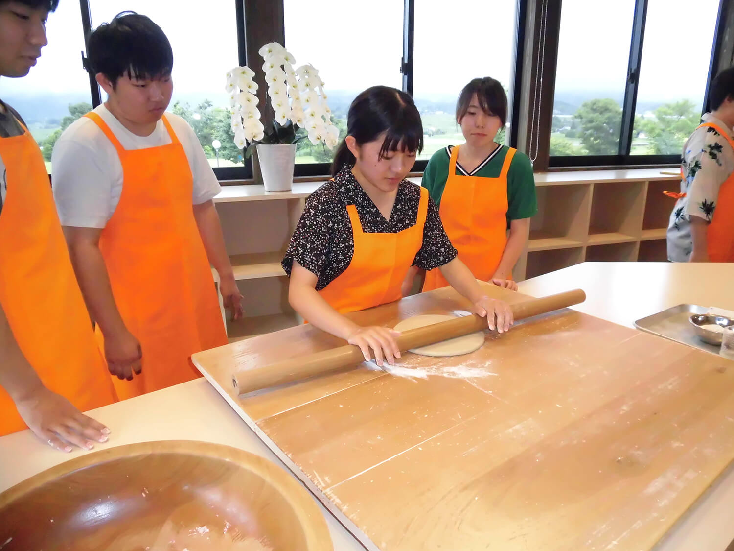 大多數人對蕎麥麵製作體驗。 你也可以學習蕎麥麵是怎麼做的。