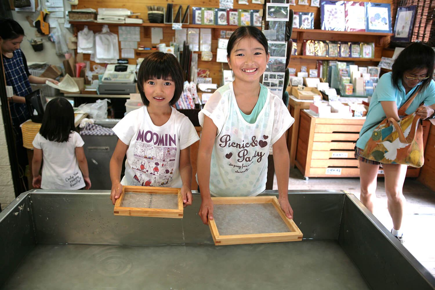 因為阿蘇引以為傲的泉水，才能製作出美麗的和紙。 小孩體驗還可以