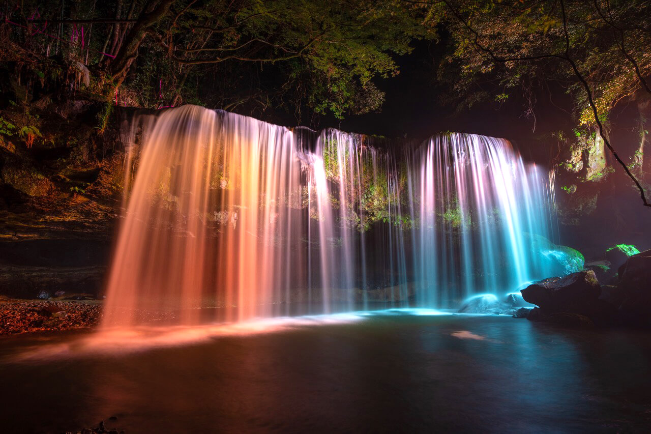  The area around the waterfall is slippery and wet due to poor footholds, and there are many drops of water flying around, so please be careful!