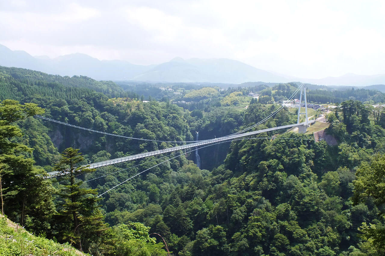  A suspension bridge connects the mountains at an elevation of 777 meters. There are places along the way where the bottom of the valley can be seen clearly, making it quite a thrilling experience (photo courtesy of the Kokonoe 