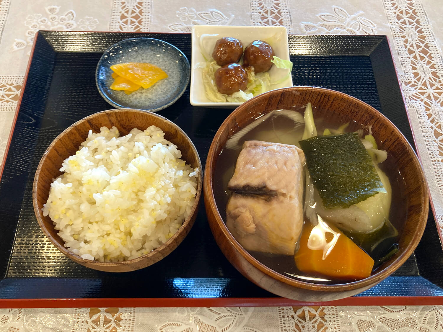 「Ohau定食」800日圓。 醇厚的昆布湯底與鮭魚和根菜的風味融合在一起，味道鮮美