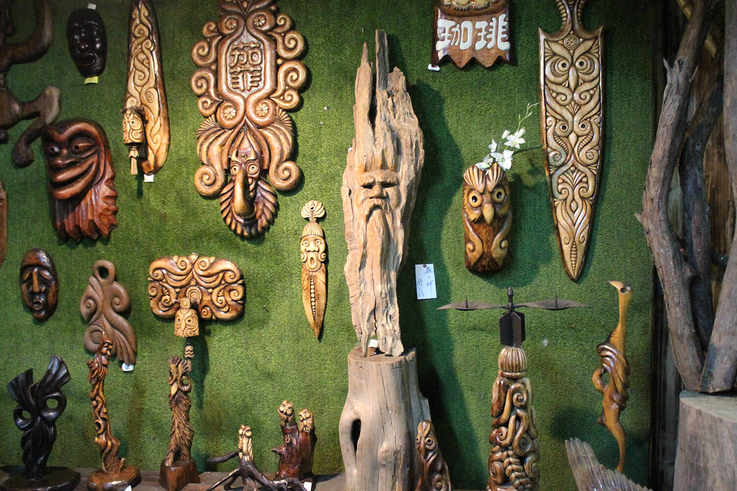 有許多神秘的作品，包括“森林之神”（中央），看起來像一個住在樹上的雕刻神