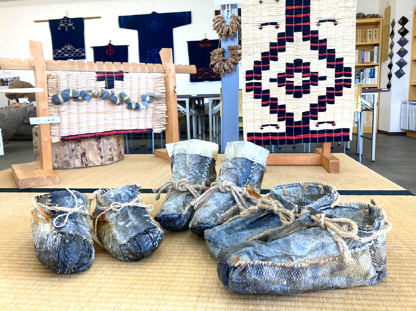 鮭魚皮鞋和由體驗計畫參與者製作的戈扎。 對高水準的表面處理感到驚訝