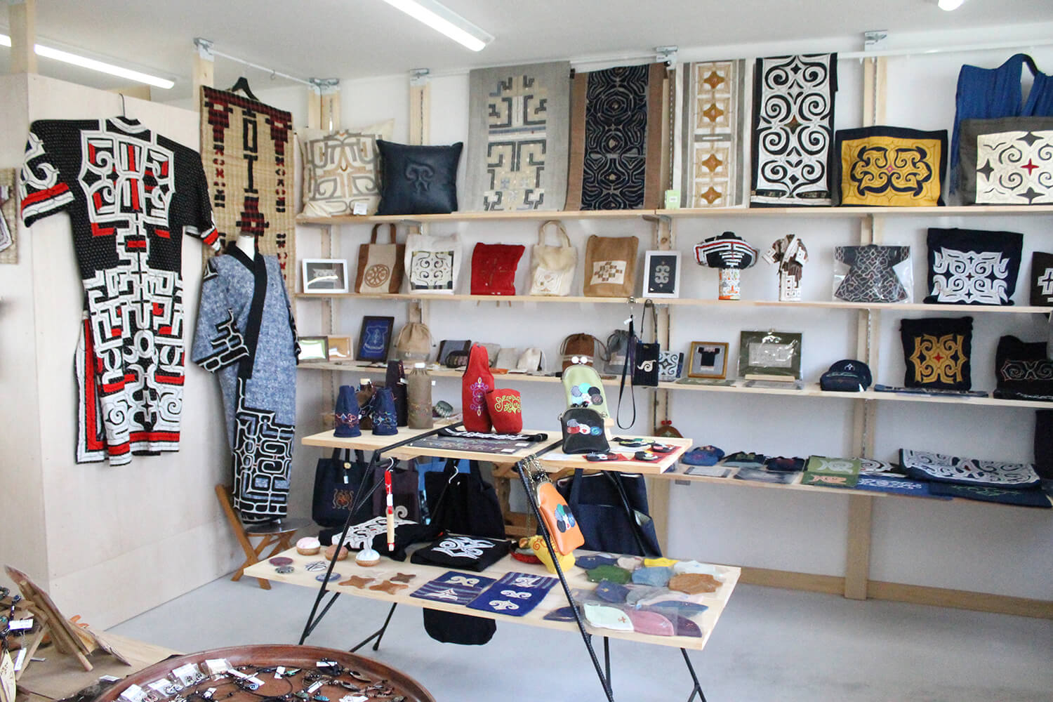 從阿伊努傳統服裝到現代時尚，雜貨種類繁多