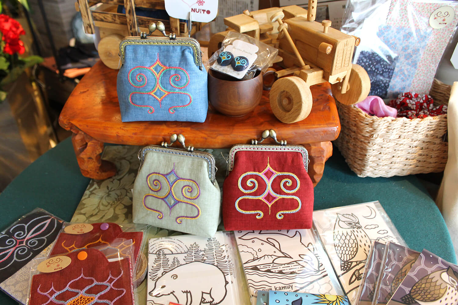 由阿伊努插畫家設計的精緻阿伊努刺繡製品和紙製品深受女性歡迎。
