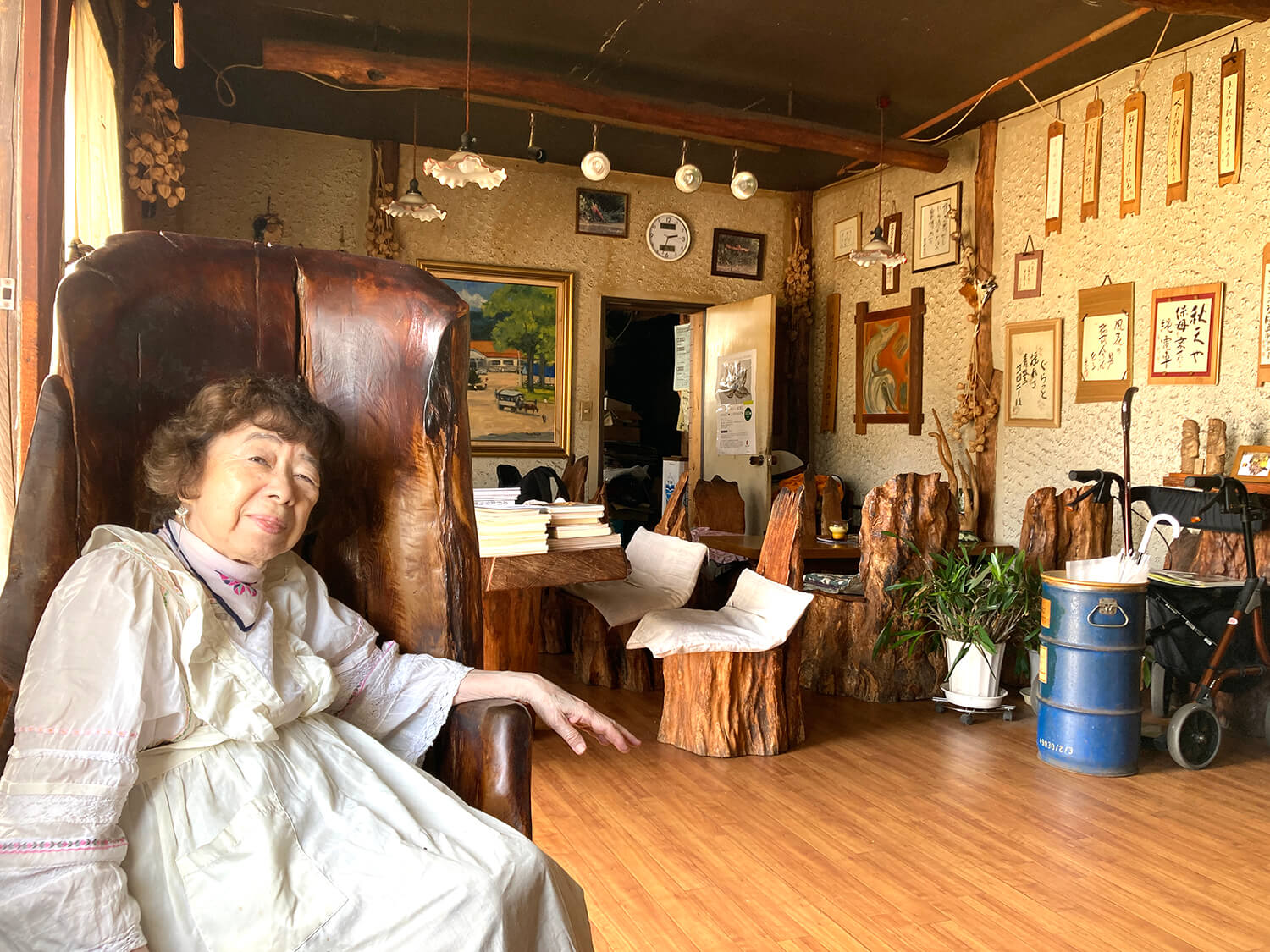 인기의 비결은 방문객을 지루하게 하지 않는 부인의 즐거운 수다입니다.