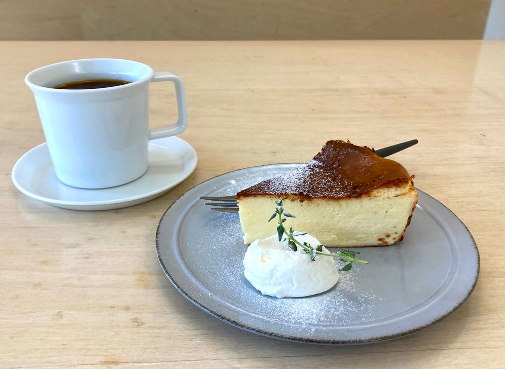 세련된 공간과 특별한 컵을 즐길 수 있습니다. 시라오이쵸의 추천 카페