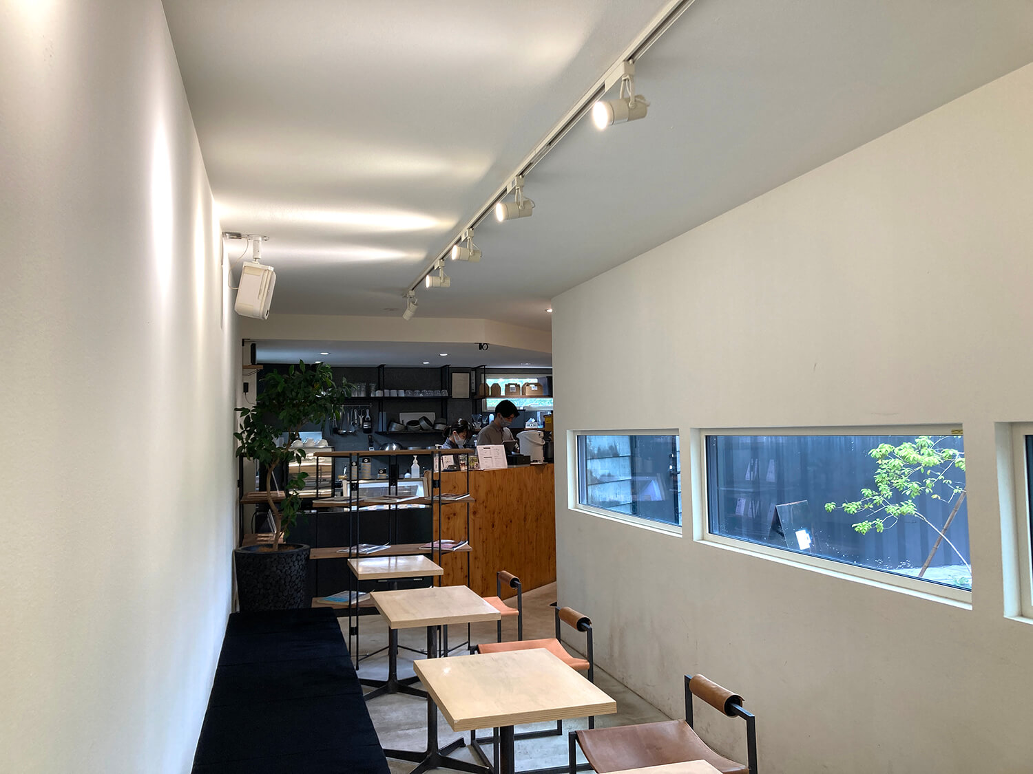 나무의 따뜻함이 모노톤을 강조하는 공간