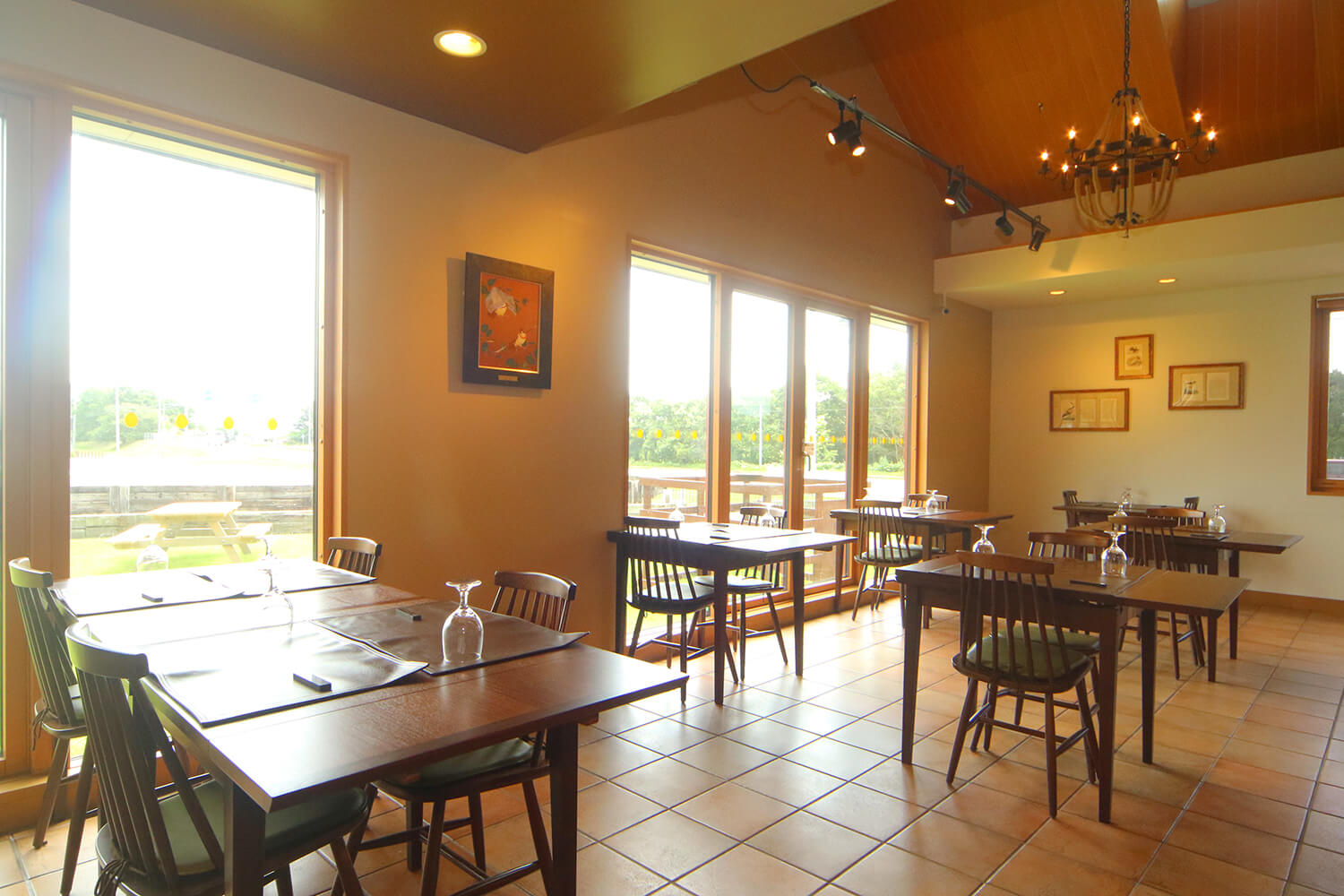 從店內可以欣賞到寧靜的田園風光。