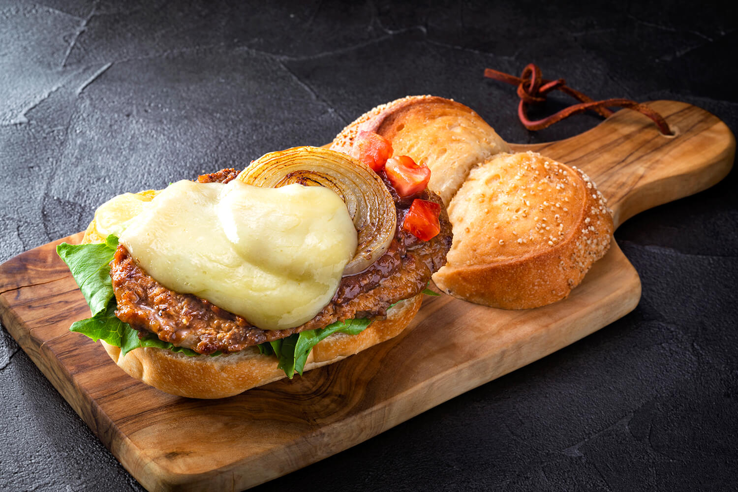 最受歡迎的「白老牛王拉可雷特起司漢堡」JPY1400