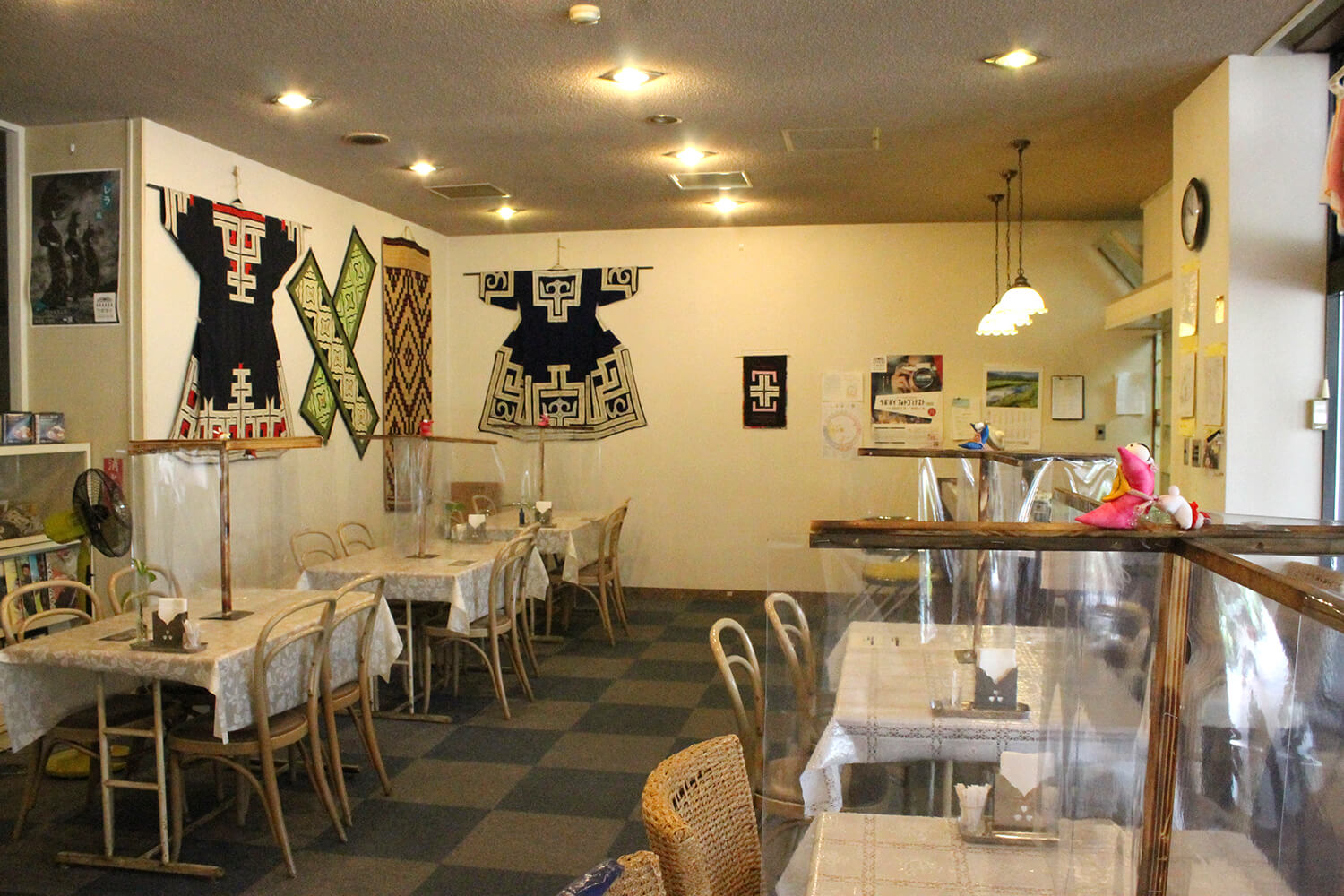 店內可以近距離看到阿伊努圖案的刺繡作品，氣氛親切。