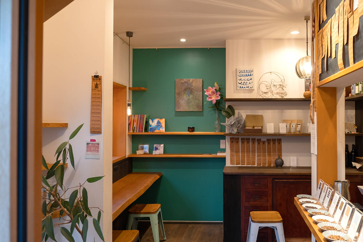 店內擺滿了當地藝術家的作品