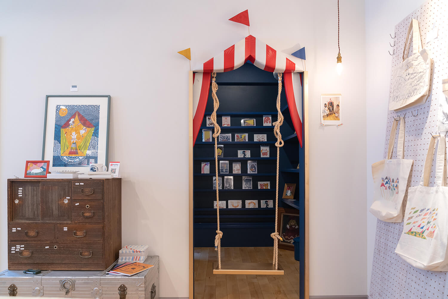 在大人可以乘坐的鞦韆上拍一張紀念照