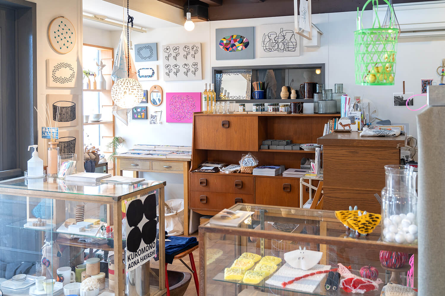 牆上的所有作品都可以購買