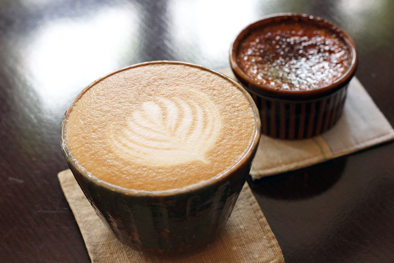 「萩燒拿鐵」（470日圓）和「焦糖布丁」（420日圓）都是用簡單的食材手工製作的