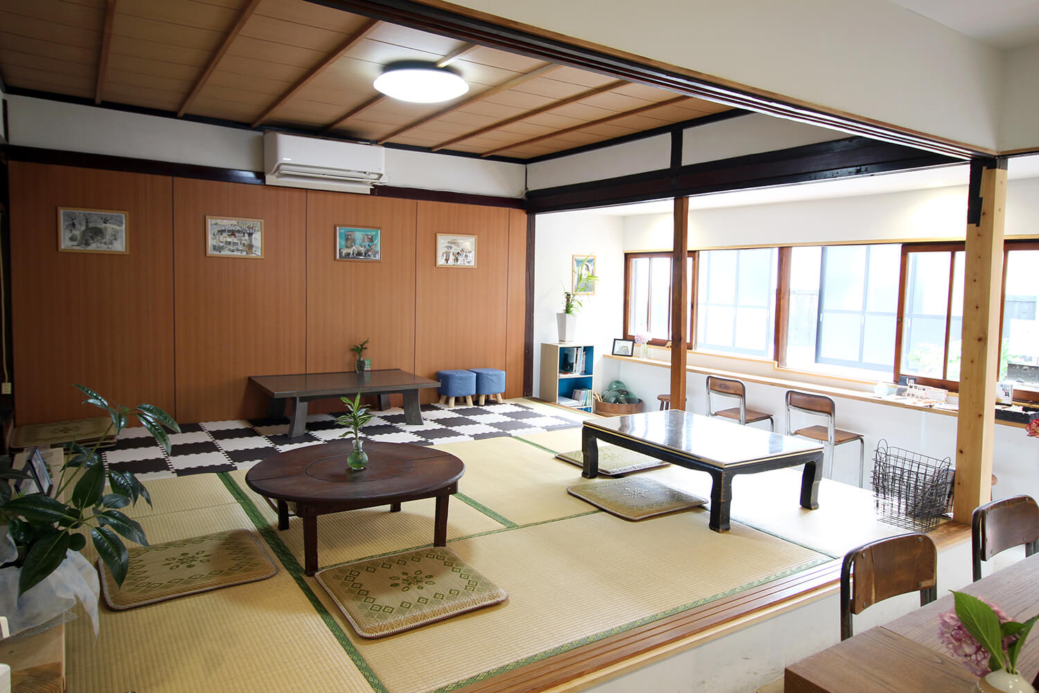 除了吧台座位外，還有可以看到外面景色的窗邊座位、可以伸展雙腿的榻榻米空間、桌子座位等各種座位