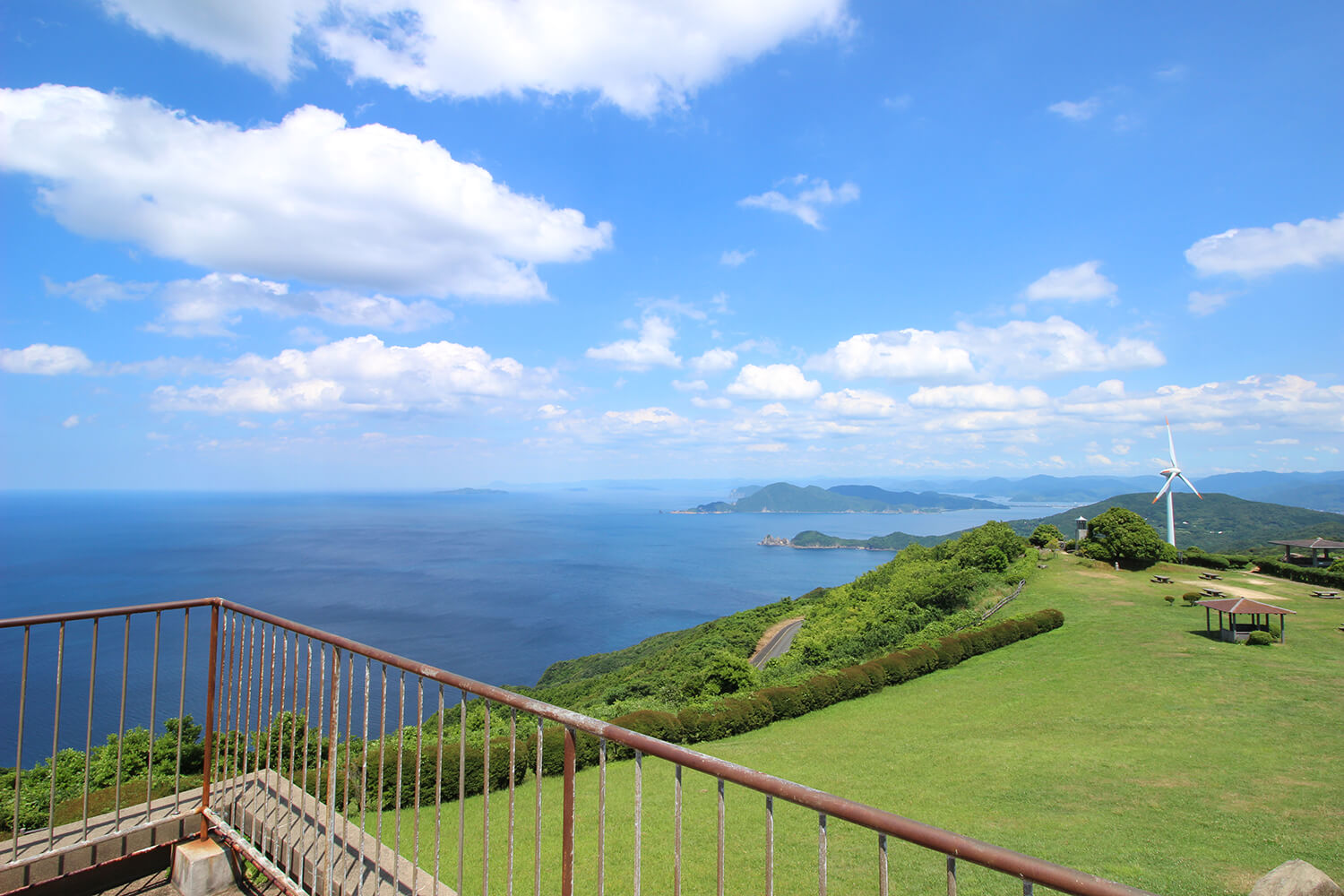 因為它矗立在千上事記的山丘上，所以從窗戶可以欣賞到美麗的景色。 從屋頂觀景台欣賞壯觀的 360 度全景