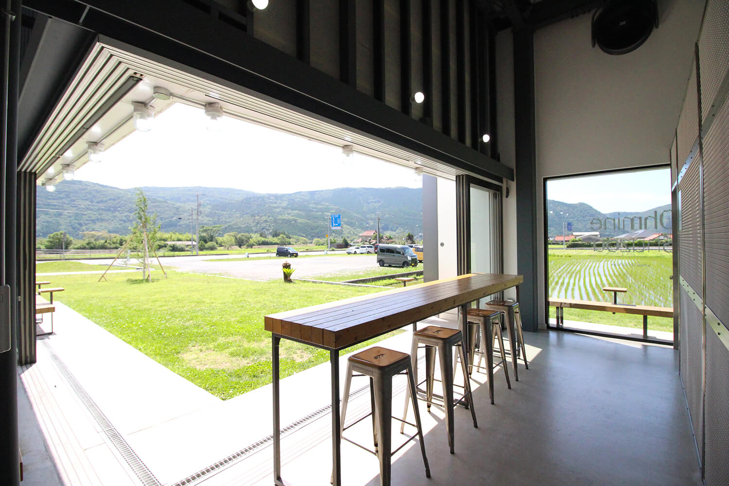 店內以白色為基調，設計簡約而精緻。 大窗外，靜謐的礦山城風景展開