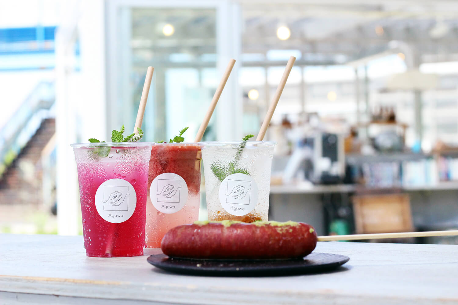 每週更換的「季節飲品」（每杯650日圓）和「俵山鹿肉法蘭克福香腸」（600日圓）