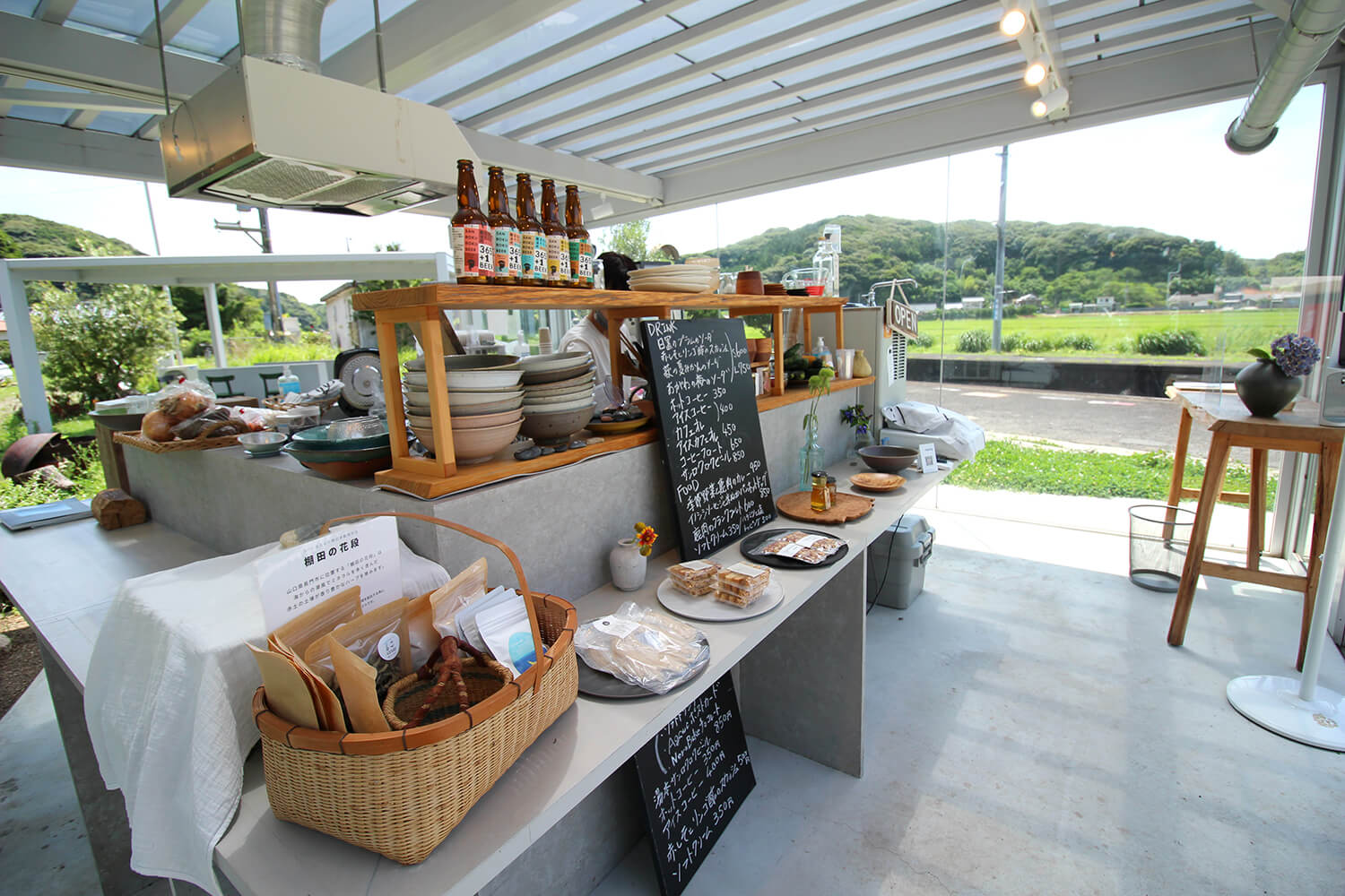 整個玻璃牆與周圍的景觀融為一體。 目標是讓整個區域，包括風景和車站大樓，成為一個放鬆的地方