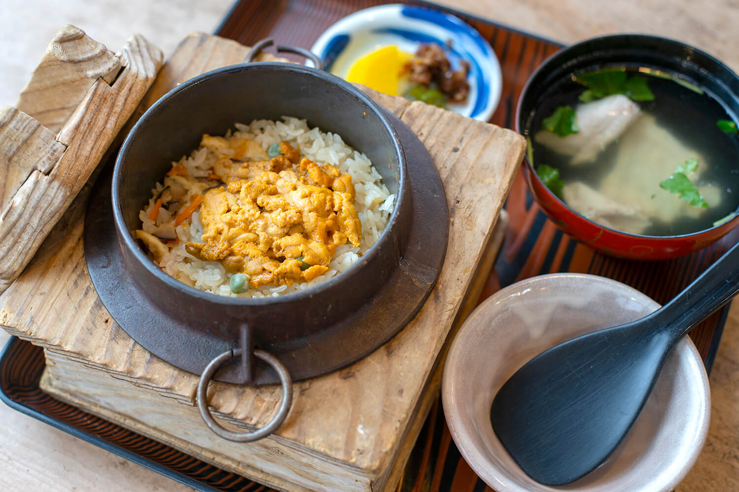 “Uni kamameshi”（JPY3300）。 生海膽會隨著時間的流逝而逐漸變硬，所以你應該盡快品嚐熱騰騰的