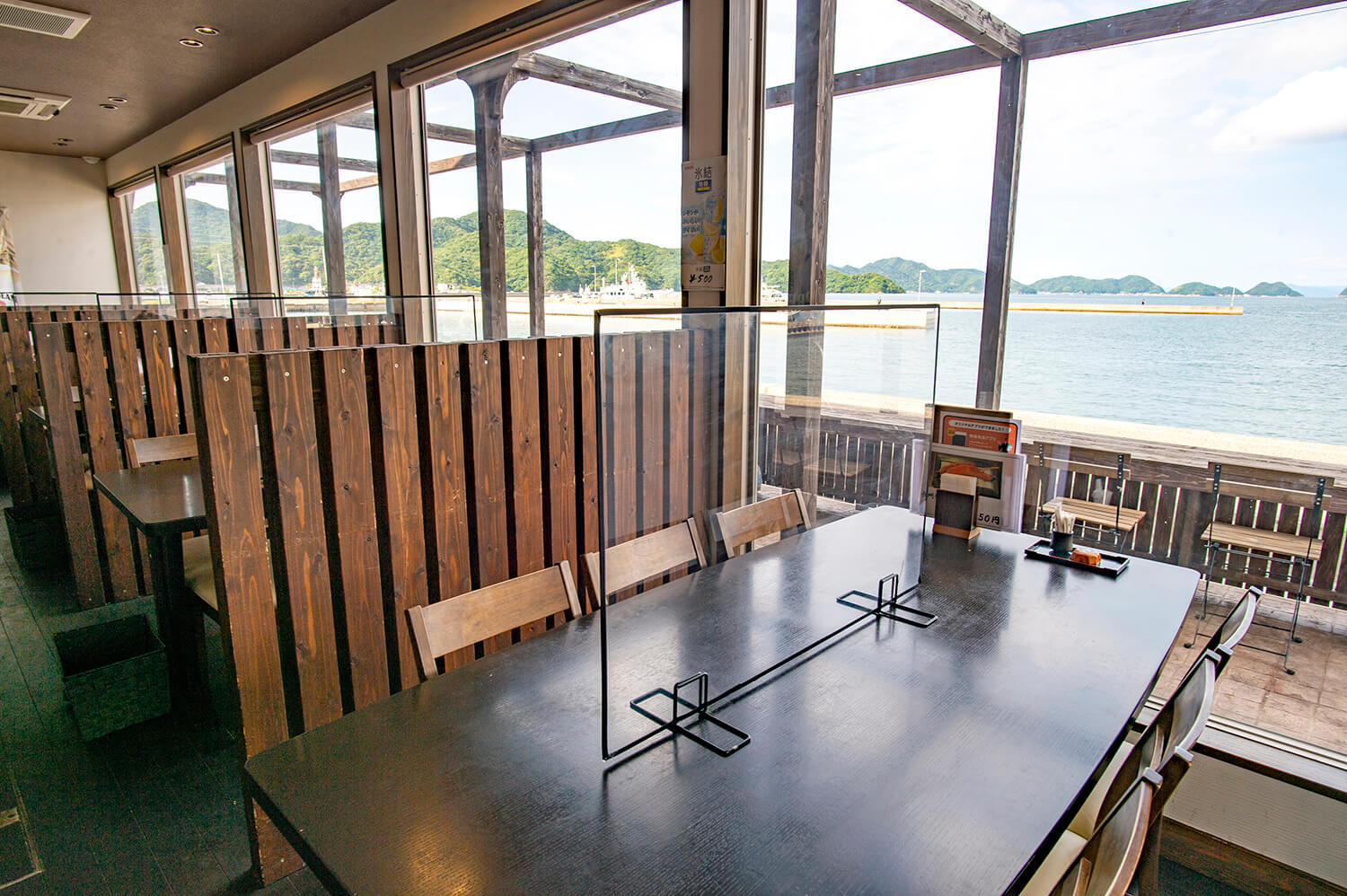 從店裡可以俯瞰千崎灣。 還有一個榻榻米房間，您可以在那裡放鬆身心