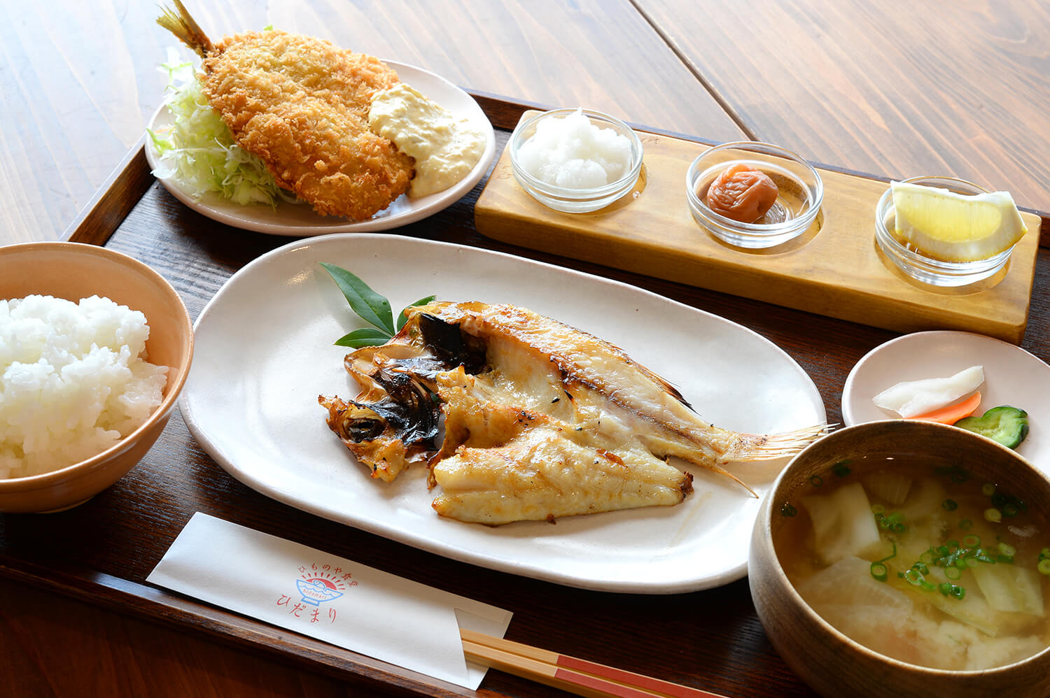 串定食「Yuyake」（JPY1880）。 使用當地的湯谷梯田米製成的米飯也很棒，可以續碗。