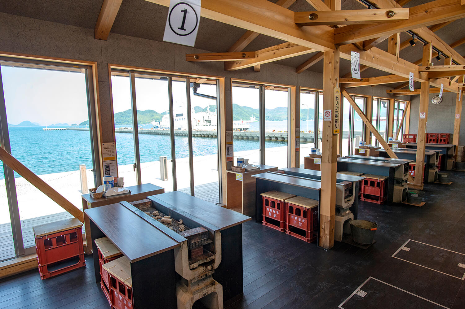 店內可以俯瞰千崎灣。 烤好後，前往隔壁的農水產品店。