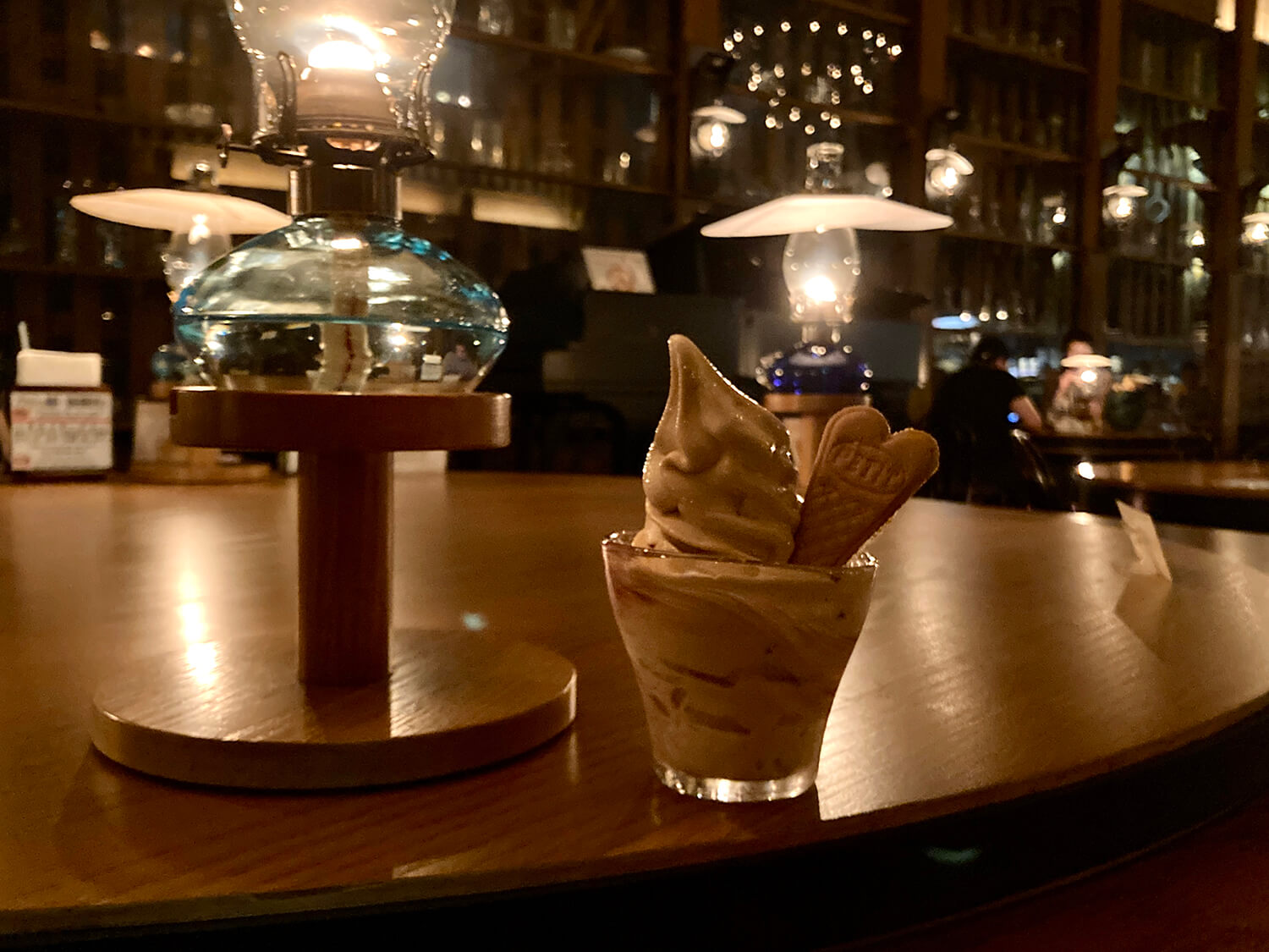 「北一特製奶茶軟雪糕」500日圓。 只有燈光的空間讓人心靈平靜