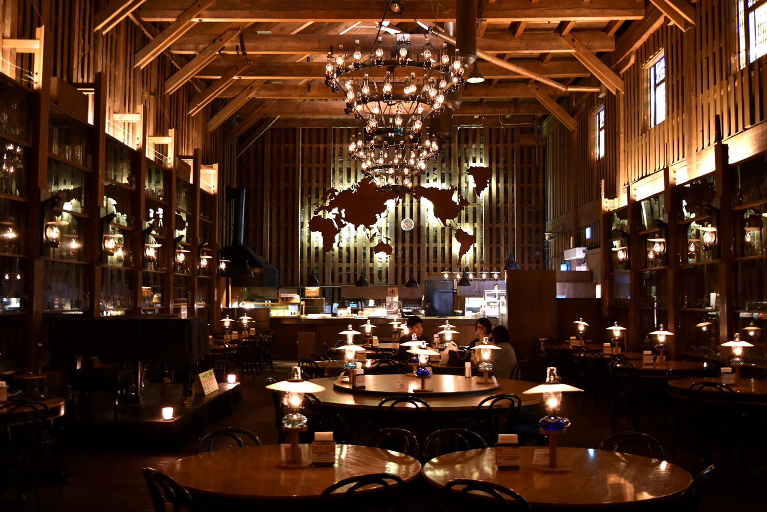 週二至週五下午將有三場現場鋼琴音樂。 如果你用燈的閃爍光芒將其拍成視頻，這將是您旅行的美好回憶。