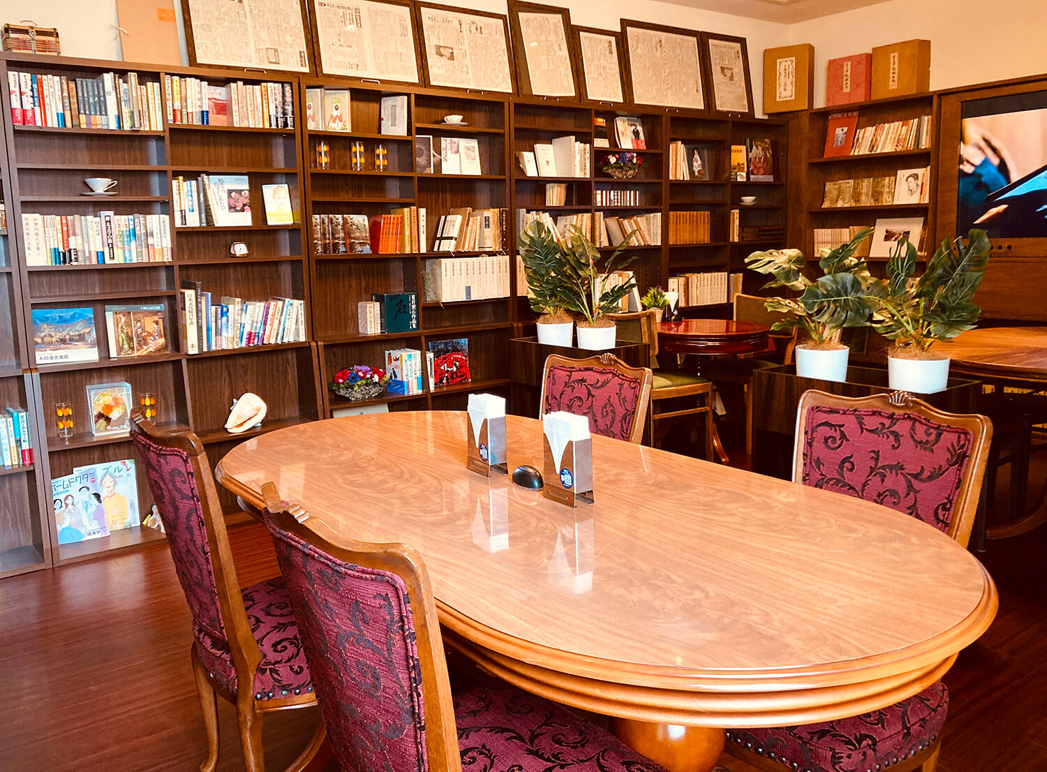 牆上擺滿的書可以自由拿起閱讀。 這個書架上的某處還有一扇秘密的暗門